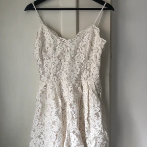Jumpsuit med spets  - Jumpsuit från HM. Oanvänd. 