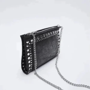 Zara väska  - Säljer denna jättefina väskan i nyskick!! Superfin till sommaren med massa fina detaljer. Köptes för 499kr och använd vid ett sammanhang. 