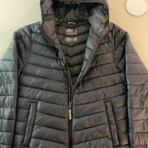 Hollister jacka  - Jag säljer min Hollister jacka i storleken M. Den är använd i ungefär en till två månader och är fortfarande i väldigt väldigt bra skick. Pris kan diskuteras vid snabb affär.