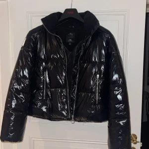 Glansig puffar jacka - Svart glansig pufferjacka från Mavi, storlek M, 250kr+frakt 
