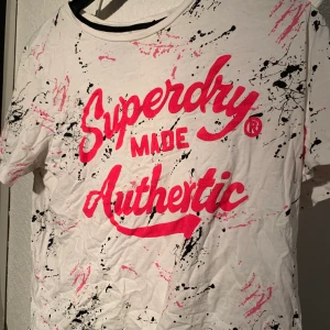 Superdry Vintage tshirt  - Häftig t shirt! I gott skick, inga defekter. Den är lite kort i modellen! Vit med detaljer av rosa och svart. Klicka på kontakta mig 🫶