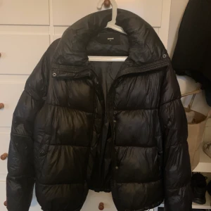 Jacka - Lägger upp igen pga oseriös köpare. Säljer nu min vinterjacka som jag köpt här på Plick för 900 kr. Den är i bra skick förutom att det finns ett hål i fickan men inget som syns. Luva saknas! Säljer för 600 kr exkl frakt. Först till kvarn💗