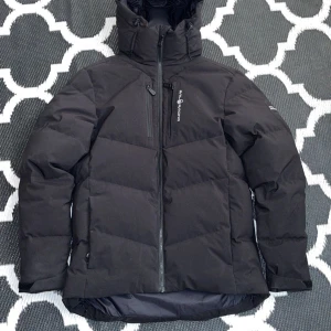 Sail racing jacka  - Säljer sail racing patrol down jacka storlek S men passar oxå M den är stor i storleken, köptes förra vintern bra skick inga skador.