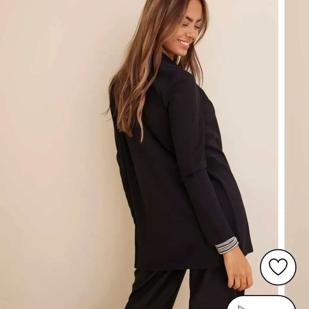Säljer nu denna blazer/kavaj som är helt ny aldrig använd, säljer den då den inte passade mig😩 köpt för 300kr säljer den för 250kr! Storlek S.. Kostymer.
