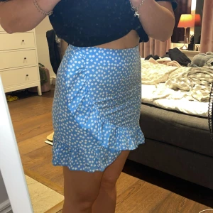 Kjol - Prickig volang kjol från Shein, storlek M, 50kr+frakt