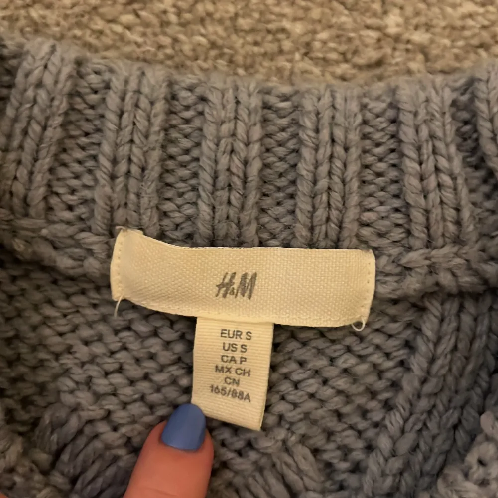 Stickad tröja från H&M, ljusblå 160kr + frakt ❣️ Står ej för postens slarv. Stickat.
