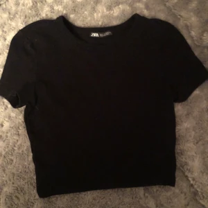 Svart t-shirt  - Svart tröja från Zara 