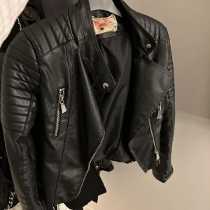 Skinnjacka - Säljer nu min fina skinnjacka då jag inte får användning av den, superbra skick 🤍 storlek 36