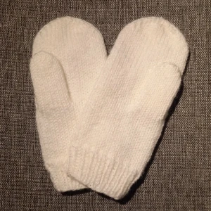 Nya vita vantar stl. S/M - REA! Ett par nya, supersnygga tumvantar i fräscht vitt. Jag har stickat dem i ett garn som är varmt och skönt, men inte stickigt. Kan tvättas i 40 grader. Pris 95kr, 125kr inkl. frakt med vanligt brev. Ord.pris 145kr. Följ mig för nyheter!