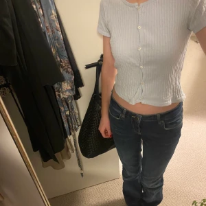 Zara blus - Superfin blus ifrån zara, strl 13-14 men passar på mig med oftast xs/s. Bra skick utan några ”skador”