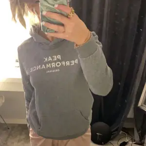 Fin peak performance hoodie använd fåtal gånger, inga tecken på användning finns💓Storleken är 170 men passar mig som vanligtsvis har s/m💓