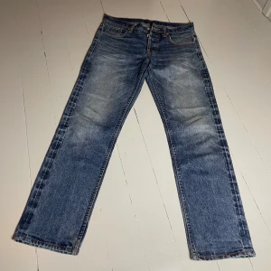 Jeans - Skitsnygga jeans med straight fit, mid waist. Bra skick 🖤  Midjemått omkrets 88 cm Innerben 78cm Benöppning omkrets 40 cm