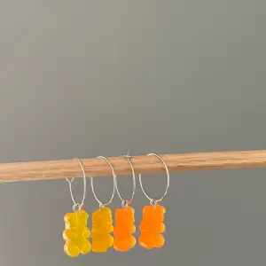 Gulligaste örhänget! 1 för 100, 2 för 150🐻Hänget finns i tre olika former och björnen i gult och orange! Matcha som du vill🥰 frakt ingår!