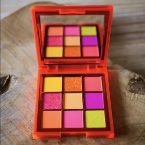 HUDA Beauty Neon Obsessions "Orange" - Endast swatchad. Har två så jag säljer ena. Fraktsumman blir 25kr (frakt m frimärke) vid direkt swish till mig, välj ej Köp Nu isåfall. Samfraktar för minsta möjliga frakt kostnad för dig. Kontakta mig angående detta