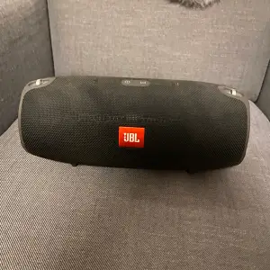 JBL XTREME är en bluetooth högtalare som du kan ta med dig vars du vill! Den klarar att spela musik i 15 timmar på en laddning. Den tål också att vatten skvätter på den. den är i fint skick och allt ska funka som det ska.