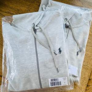 Ralph Lauren hoodie x2  - båda DSWT, 10/10 oöppnade - 999kr - retail 1799kr - Storlek M & L - Finns kvitto - 100% äkta  Med vänliga hälsningar 