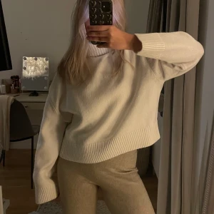 Vit tröja med poll - Så fin tröja med polo från hm. Aldrig använd, storlek S💓💓