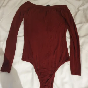 Bodysuit - Röd off shoulder body från Prettylittlething. Aldrig använd.