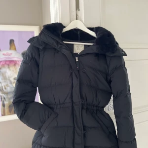 Dunjacka Boomerang Strl S - Dunjacka från Boomerang, modell Alextra Down Jacket i svart kulör. Storlek 36.   90% RDS certifierat dun, 10% fjäder.  Inköpt förra året, använd fåtal gånger pga för många vinterjackor.  Inga anmärkningar, fint skick. Djur- och rökfritt hem. Köpt för 5499