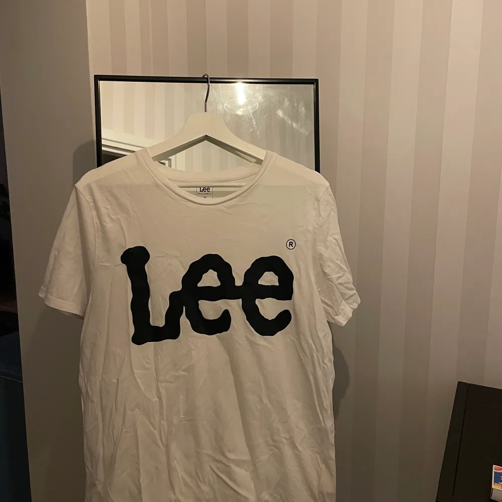 Skön och snygg t-shirt från Lee.  Använd ett par gånger. . T-shirts.