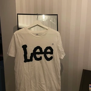 T-shirt från Lee - Skön och snygg t-shirt från Lee.  Använd ett par gånger. 