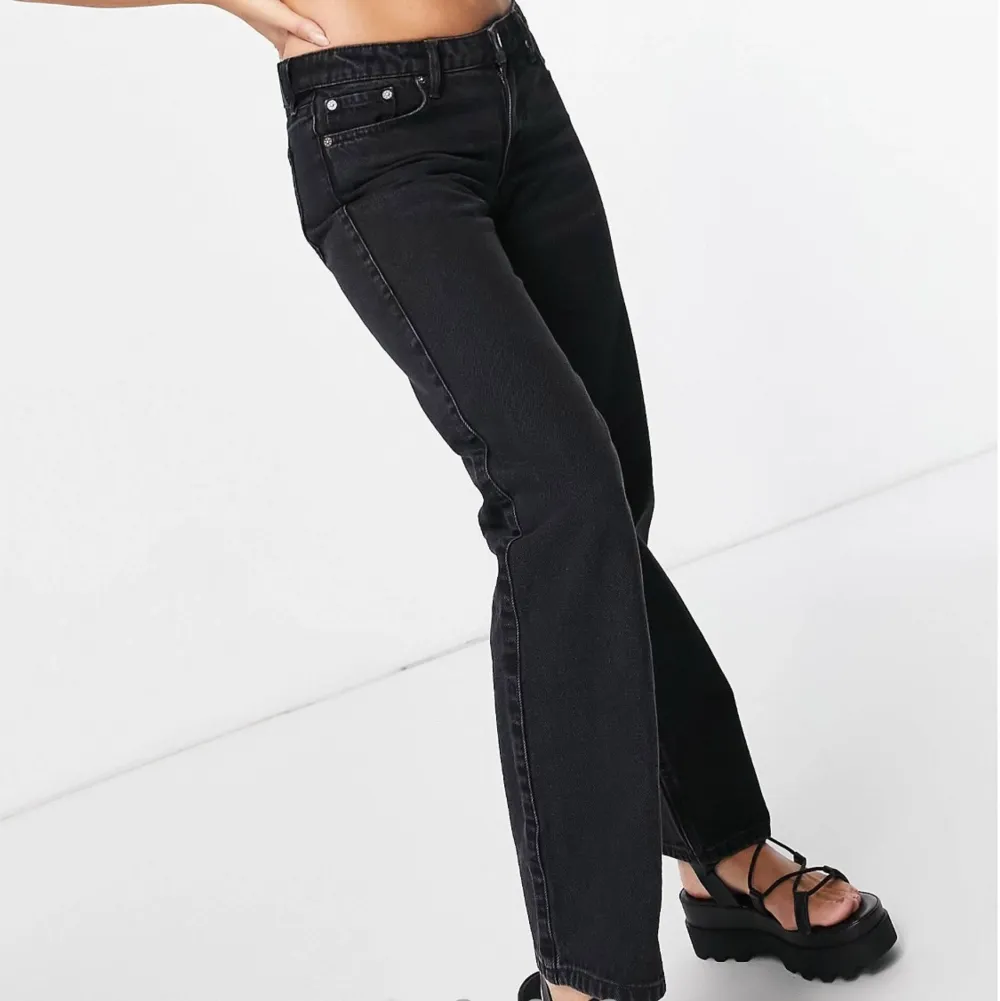 Säljer ett par jeans från weekday i modellen arrow i färgen washed black. Superfint & som nya men kommer inte till användning! . Jeans & Byxor.