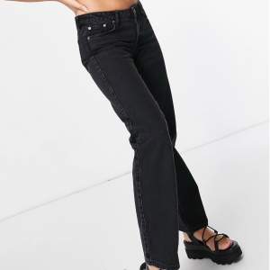 Säljer ett par jeans från weekday i modellen arrow i färgen washed black. Superfint & som nya men kommer inte till användning! 