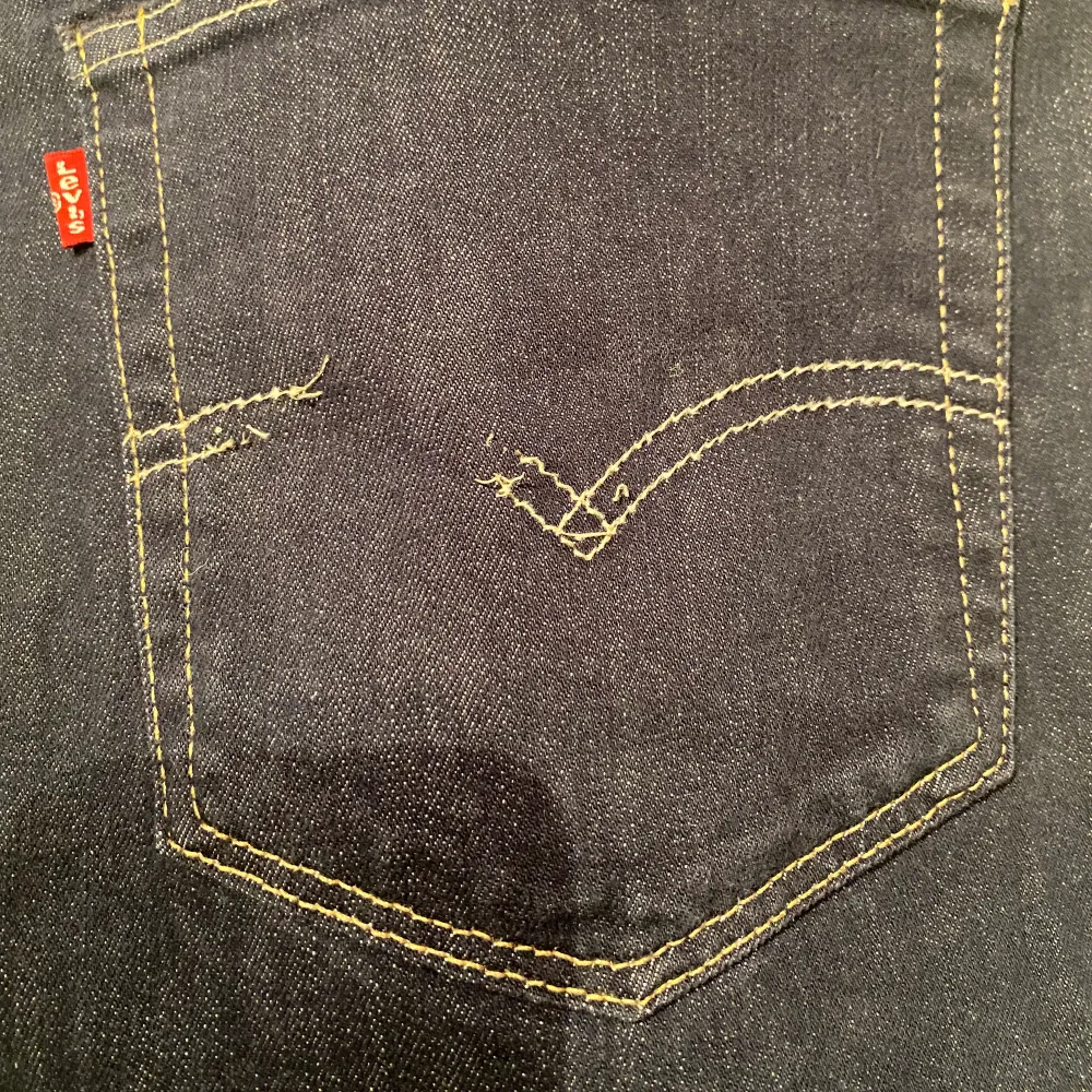 Riktigt coola Levis Jeans där tyvärr stitchingen på ena bakfickan gått sönder men utöver det så är byxorna tekniskt sätt i perfekt skick. Prister går att diskuteras och det går att kontakta mig vid frågor om byxorna.. Jeans & Byxor.