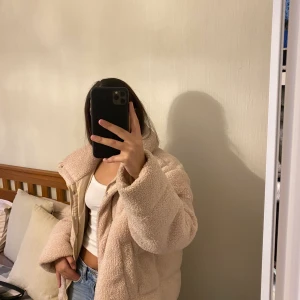 Teddy Jacka - Jättesnygg teddy  jacka i färgen beige. Man kan justera den och göra den efter sin storlek. Jag har XS och och en k M kan även bara den.