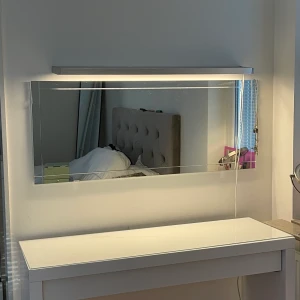 Skriv bord med spegel och lampa till  - Säljer nu skriv bord med lampa och spegel till Jag har haft möblerna i 3 års tid ungefär . Möblerna är i bra skick hör av er om ni är intresserade! Vill bli av med det så fort som möjligt 