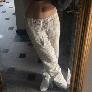 Linnebyxor  - Streckade linnebyxor i xs men passar oversize på mig med xs. Går att använda som pyjamasbyxor 🫧