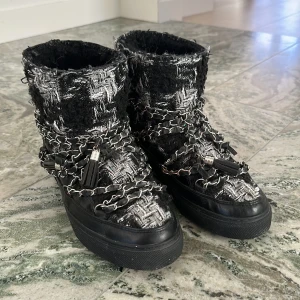 Inuikki - Säljer mina jätte fina inuikkis då dem tyvärr är för små. Köptes i januari. Det är ett par jättesköna skor men tyvärr inte i sitt bästa skick. Det är i storlek 39. Köptes för 3500 och säljer för 450kr+ frakt pga skicket. (Kan skicka fler bilder privat)