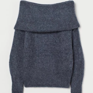 Off shoulder tröja - Säljer denna superfina, stickade off shoulder tröjan. Den är helt ny, lappen är kvar och har inte ens testat den. Säljer den då jag råkade beställa två stycken💞 (Tröjan är slutsåld på hemsidan och i butik)