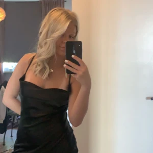 Svart satin klänning - Säljer nu min helt oanvända svarta satin klänning, då ja inte tycker den passar mig, skriv vid intresse eller frågor❤️