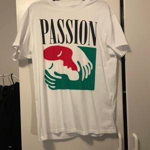 Graphic oversized tee - Säljer en Graphic tee i nyskick. Storlek L.