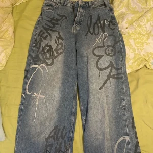 Jeans ifrån HM - Högmidjade jeans ifrån hm, knappt använda säljer för 200 storlek 36