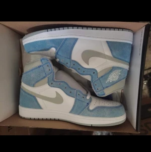 Nike Air force High - Dessa är perfekta med alla stil och kläder. De är sjukt snygga och helt ny. Säljs pga att de köptes som present och har inte kontakt med den personen mer. De är i storlek 42,5 