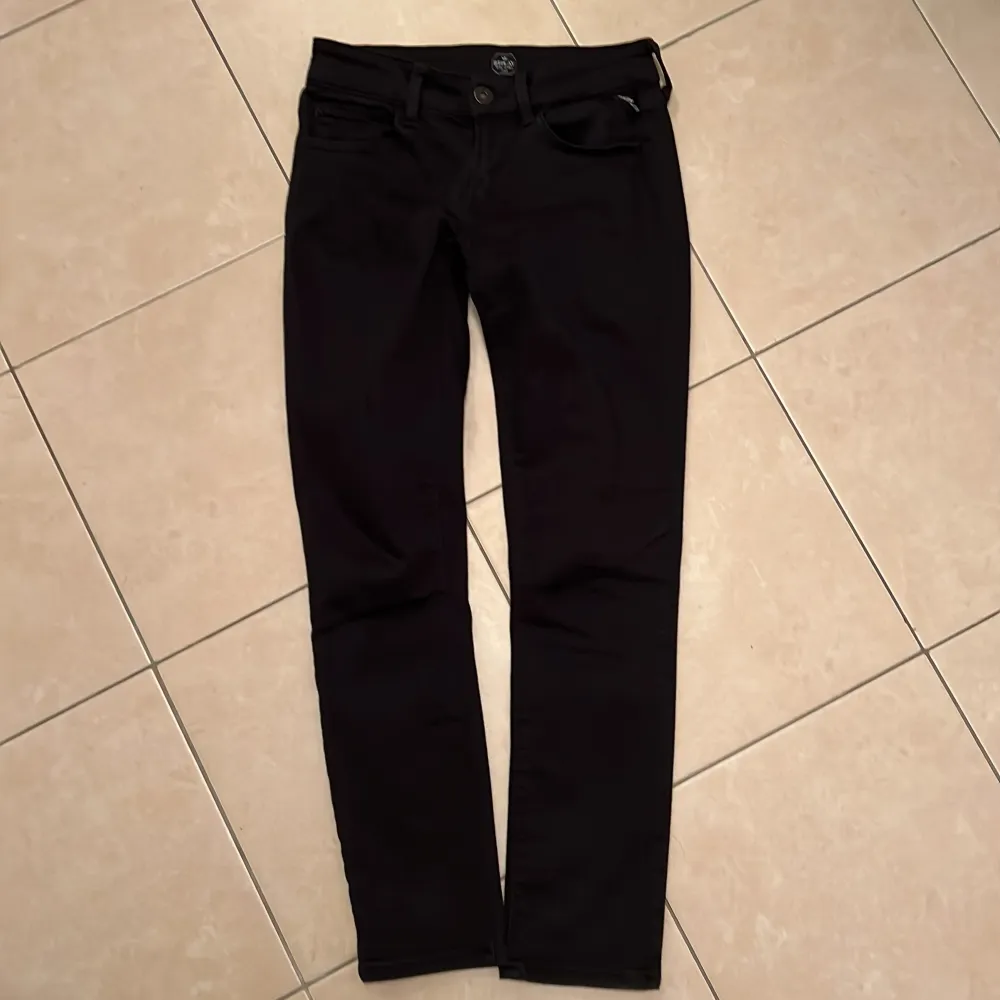 Replay Jeans Modell LUZ, stretchiga och jätte sköna. Storlek Midja: 25 Längd 34 (uppsydda) jag är 1.65cm. Kan postas . Jeans & Byxor.