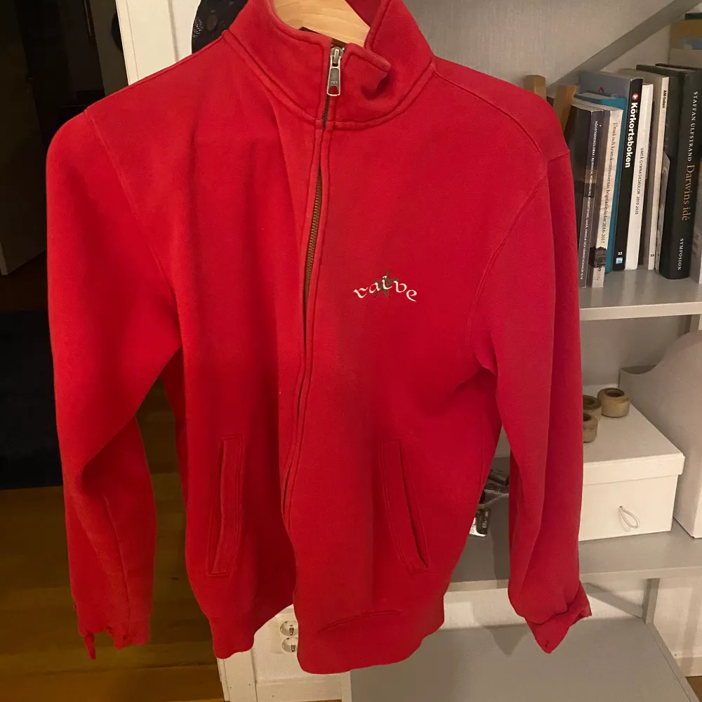 En röd tröja från raveskateboards som är i storlek M. Den har krage o dragkedja o snygga tryck! Är lite sönder i ärmarna men ger en schysst look till tröjan . Tröjor & Koftor.