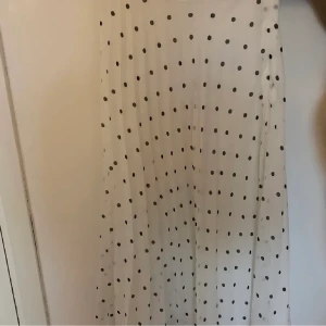 Prickig kjol, Stockholm mq - Fin prickig kjol ifrån mq Stockholm. Den är använd en gång o i toppskick, sälj då den är förliten. Storlek 36💗hör av dig vid frågor. Köparen står för frakten 