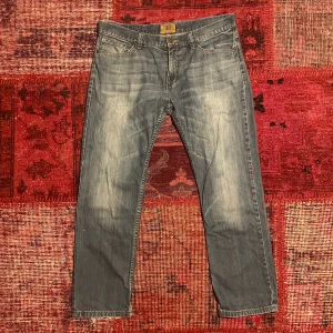 1953 jeans - Feta blåa 1953 jeans med skön passform och tvär fet färg/fade säljer pågrund att dom är mer straight leg (skriv för mer info!!)