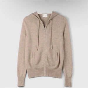 Cashmere hoodie!😍 - Så snygg zip hoddie från Soft Goat i 100% cashmere🌈🌈🌈I färgen toast! Just denna modell är slut på deras hemsida😊😊Passar perfekt nu i vinter då den är jätteskön🔥Den är i nyskick! Inte nopprig alls!! Nypris runt 2000 kr❤️