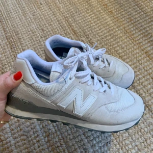 New Balance sneakers 40.5 - Sneakers från New Balance, använda fåtal gånger. Säljes pga fel storlek! Nypris ca 1000 kr 