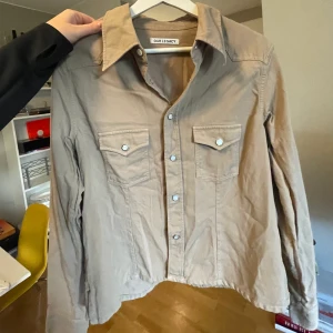 Our Legacy skjorta - Relativt kort och figursydd skjorta från Our Legacy, i nyskick. 