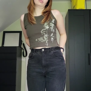 Grönt linne med fin rygg - Snyggt linne med häftigaste ryggen gjord av "nät". Köpt secondhand men som ny. Inga defekter.