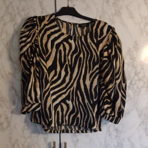 Blus - Blus med puffärm 