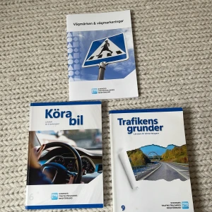 Körkortsböcker - Säljer mina körkortsböcker då dem inte behövts sen april. Har bara stått och tagit plats. Inget är skrivet i dem eller ritat. ☺️(obs: fraktkostanden stämmer inte. har ej vägt böckerna)