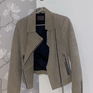 JOFAMA mocka jacka  - Snygg JOFAMA äkta mocka jacka som sitter tight. Storlek 32 men passar 34-36. Aldrig använd . Köpt för 1400