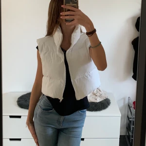 vit croppad puffer väst  - i nyskick då den endast är använd en gång. Strl XS. Croppad och jätte ”puffig”. Både fraktar och möts upp. Skriv för mer bilder eller frågor🙏🏼