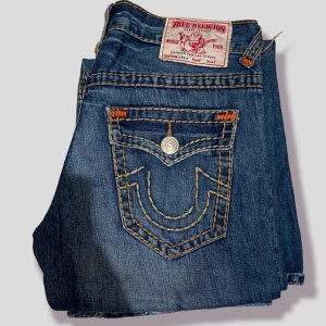 true religion  - svinballa truey jeans som är flared! rätt så baggy ändå med coola orangea sömmar. dem är i modellen, Joey! kom DM om du har frågor 💜🖤 #BenimDenim innerben, 85cm ytterben, 108cm midja, 34